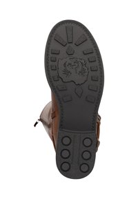 Bota de cuero marrón con una suela de goma negra texturizada. Incluye un patrón de tacos con un logo y siete acentos circulares de agarre.