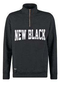 Sweat-shirt noir avec un col haut, une fermeture éclair à l'avant, et le texte « NEW BLACK » en grandes lettres blanches sur la poitrine. Texture lisse.