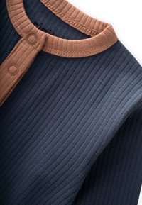 Modrá námornícka košeľa s rebrovaným vzorom, s kontrastným hrdzavo sfarbeným golierom a škárkou na gombíky, vybavená dvoma gombíkmi potiahnutými látkou.