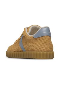 Sneaker a rete beige con accenti azzurri, suola in gomma, punta tonda e colletto imbottito per un maggiore comfort. Presenta un tessuto testurizzato e pannelli a contrasto.