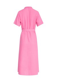 Rosa Leinenkleid mit kurzen Ärmeln, einem Kragen und einem Taillengürtel. Mit Midi-Länge und einer glatten Textur ohne sichtbare Muster.