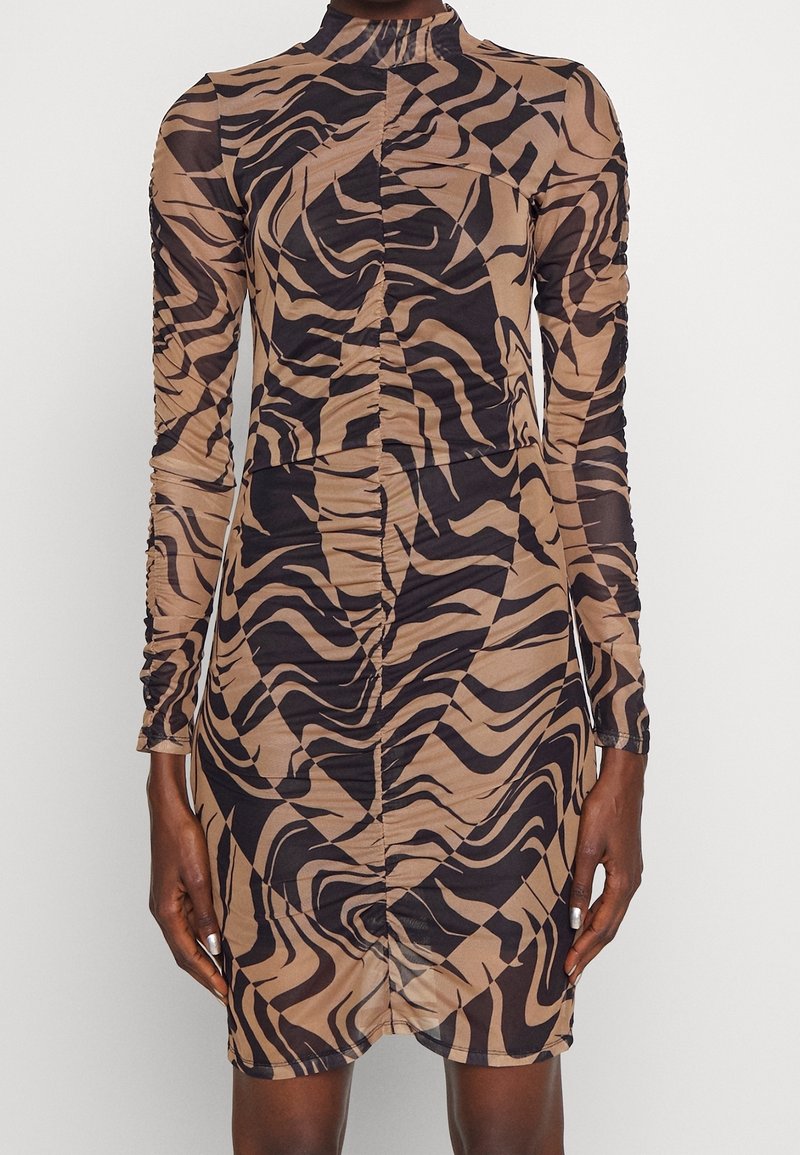Robe mini à manches longues en tissu brun transparent avec des rayures abstraites de zèbre noires, dotée d'un col haut et de détails froncés tout au long.