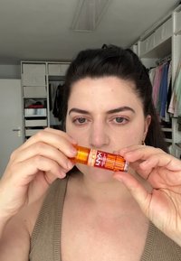 Prodotto labbra NYX in un tubo arancione con design a gradiente, caratterizzato da una base trasparente e scritte audaci. Texture liscia, facile da impugnare.