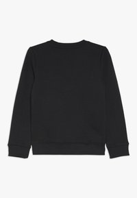 Czarny, długi sweatshirt z okrągłym dekoltem i ściągaczami na rękawach. Wykonany z miękkiego materiału, z gładką powierzchnią, bez widocznych logo lub wzorów.