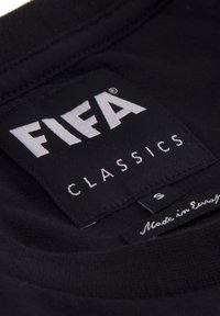 Zwarte katoenen t-shirt label met witte tekst "FIFA CLASSICS", maat "S" en label "Made in Europe". Eenvoudig, strak ontwerp.