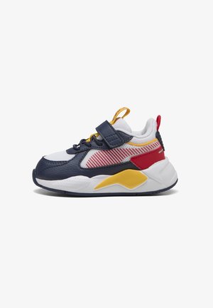 Zapatilla azul, blanca y roja con un upper de cuero texturizado, acentos de malla, detalle de suela amarilla y correa de Velcro. Ligera y acolchada.