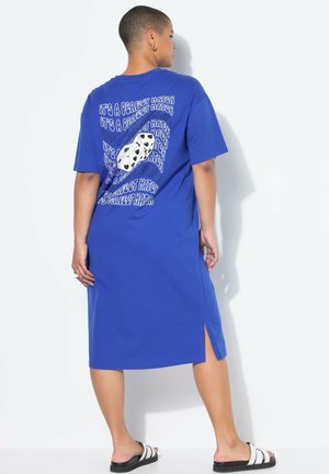 Blauwe oversized t-shirt jurk met korte mouwen, voorzien van een witte en zwarte graphic op de achterkant en zijsplitten aan de zoom.