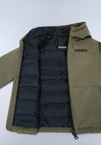 Olivgrön puffjacka med svart quiltad inredning, med dragkedja och logotags. Slät yttermaterial med mjukt foder.