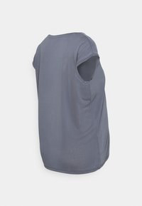 Top cinza de mangas curtas com decote redondo e fendas laterais, feito de um tecido suave e leve, apresentando um corte descontraído.