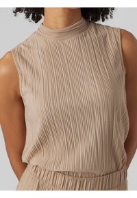 Beżowa bluzka bez rękawów z wysoką szyją, z pionowymi pliskami dla tekstury i lekko luźnym krojem. Gładki materiał z minimalną ilością szwów.