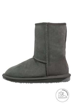 Stivaletto invernale di altezza media in pelle scamosciata grigio scuro con cuciture visibili e suola piatta in gomma, etichettato come resistente all'acqua.