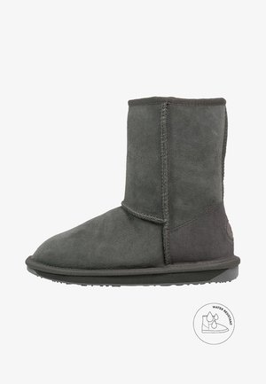 Botte d'hiver mi-hauteur en daim gris foncé avec couture apparente et semelle en caoutchouc plate, étiquetée résistante à l'eau.