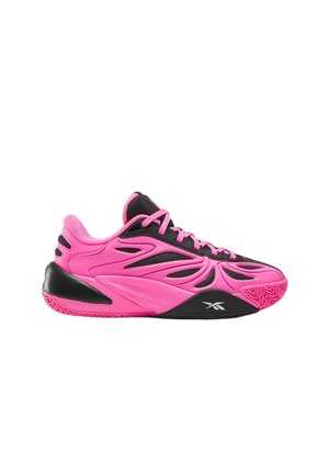 Felroze en zwarte sportschoen met uitgesneden overlays, roze veters en een getextureerde zool, zijaanzicht tegen een witte achtergrond.