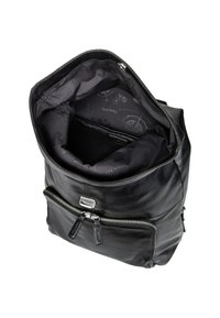 Mochila de cuero negro con un bolsillo frontal con cremallera, parte superior abierta y un interior que presenta un forro de tela con patrón de logo.