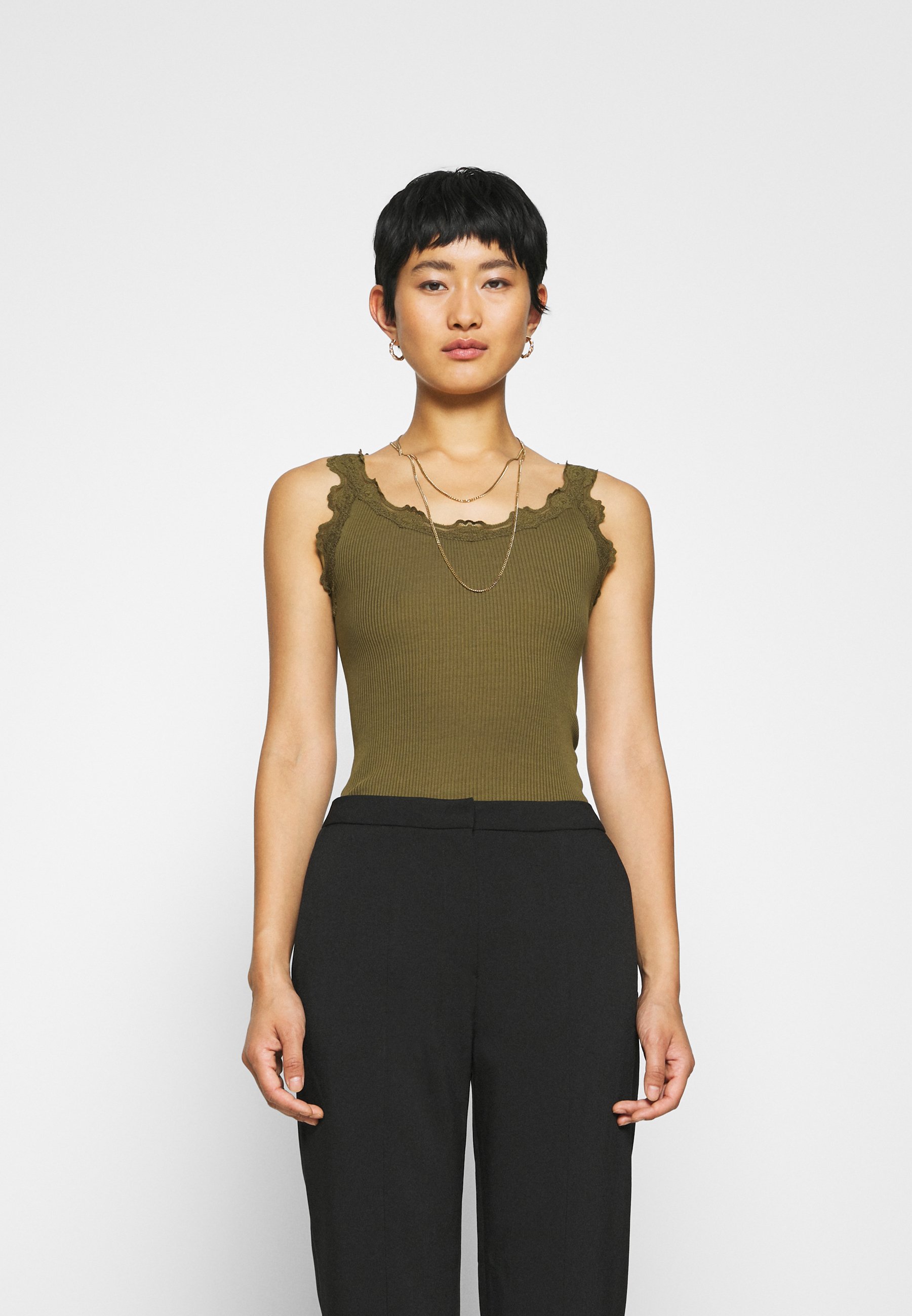 Rosemunde REGULAR VINTAGE Topper military olive Zalando.no Light brown Silk Top Regular Topper Rosemunde Singlet - Dameklær er billig