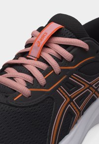 Μαύρο και πορτοκαλί παπούτσι για τρέξιμο ASICS με ροζ κορδόνια και λογότυπο στη γλώσσα, διαθέτοντας υλικά από δίχτυ και συνθετικά για αναπνευσιμότητα.