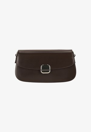 Geantă clutch din piele maro cu textură netedă, design plat și o închizătoare pătrată argintie în față. Stil compact și minimalist.