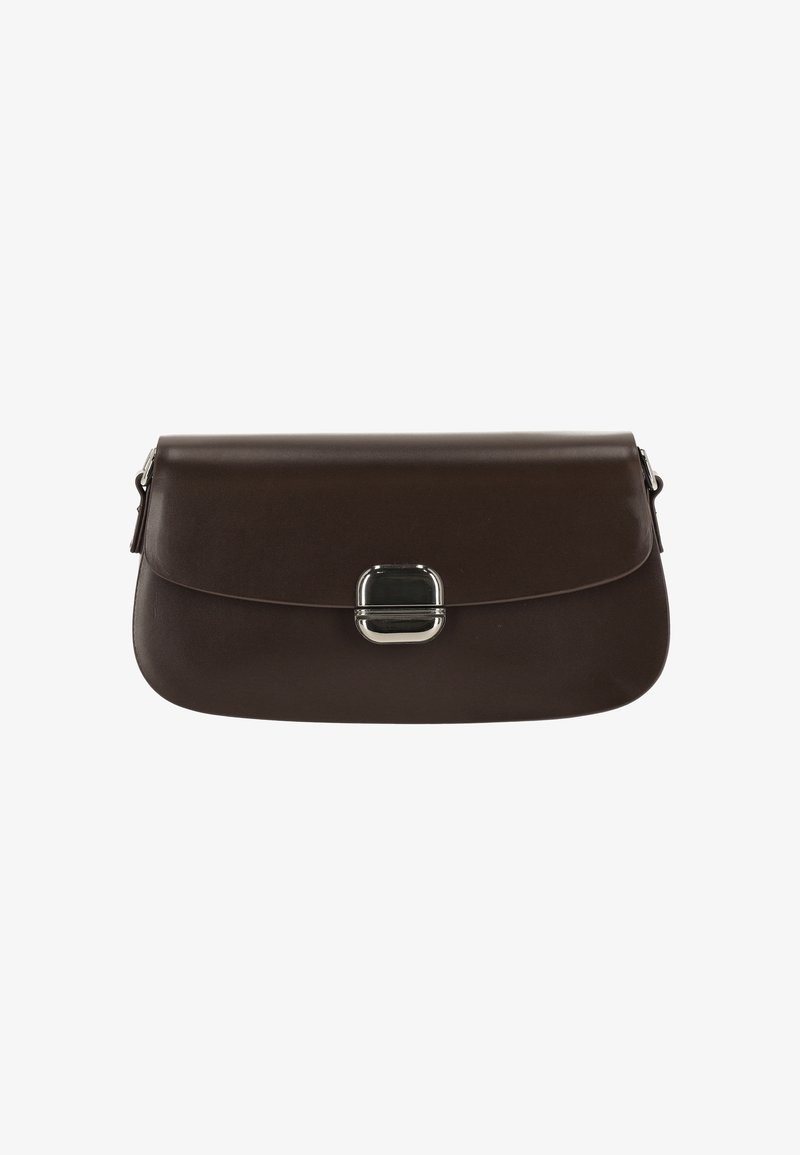 Geantă clutch din piele maro cu textură netedă, design plat și o închizătoare pătrată argintie în față. Stil compact și minimalist.