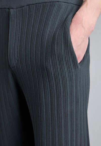 Emporio Armani TROUSER - Kalhoty - woodland gray