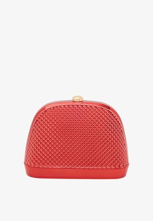 Czerwona kopertówka o teksturowanej powierzchni, w kształcie kopuły, z złotą zapięciem. Wykonana z gładkiego plastiku, z wzorem w kompozycję plastra miodu.