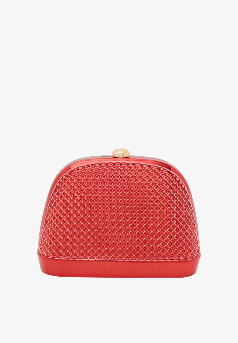 Rote Clutch-Tasche mit strukturiertem Oberflächen, gewölbter Form und einem goldenen Verschluss. Hergestellt aus glattem Kunststoff, mit einem Wabenmuster-Design.