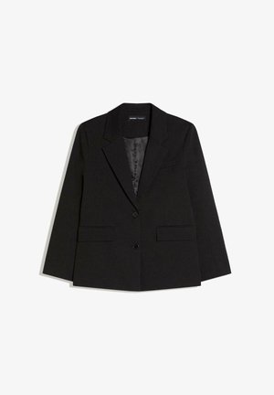 Zwart op maat gemaakte blazer met inkeping revers, twee voorzakken met klep, twee knopen en een gladde binnenvoering, plat gelegd op een witte achtergrond.