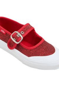 Zapato estilo Mary Jane de lentejuelas rojas con suela de goma blanca, correa con hebilla plateada y parte superior de lona. Textura suave y diseño de punta redondeada.