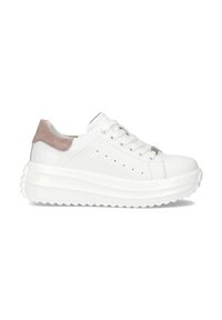 Białe skórzane sneakersy z teksturowaną białą platformą, jasnobeżowe zamszowe akcenty na pięcie oraz okrągłe perforacje dla wentylacji.