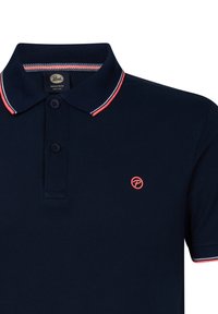 Marineblauw poloshirt met twee knopen, kraag en mouwranden met koraal- en witte strepen en klein koraalkleurig logo op de borst.