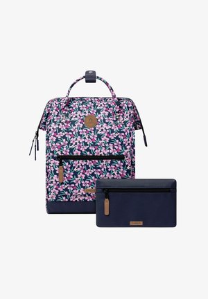 Rucksack mit Blumenmuster, rosa und weißen Blüten, dunkelblauem Grund und passender dunkelblauer, mit Reißverschluss versehener Tasche mit braunen Reißverschlusszügen.
