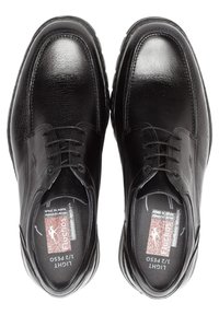 Scarpe da uomo in pelle nera con texture liscia, design con lacci e branding sottile sulla soletta. Presentano un punta arrotondata e una suola robusta.