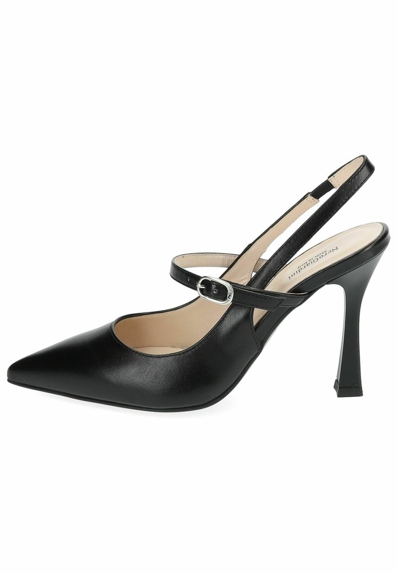 Tacco a stiletto in pelle nera con punta affilata, lati aperti e una cinghia alla caviglia regolabile con una fibbia argentata.