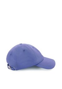 Czapka baseballowa w jednolitym purpurowym kolorze, z zaokrąglonym daszkiem, wyszywanymi detalami i regulowanym metalowym paskiem z tyłu.