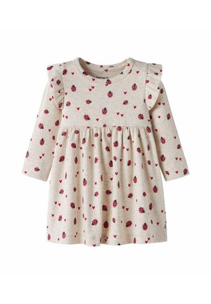 Robe beige à manches longues pour tout-petit avec épaules volantées, décorée de coccinelles rouges et de petits cœurs rouges partout.