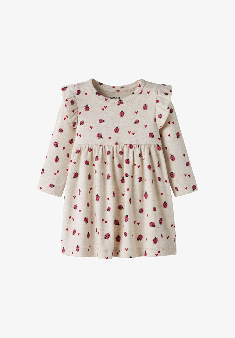Robe beige à manches longues pour tout-petit avec épaules volantées, décorée de coccinelles rouges et de petits cœurs rouges partout.