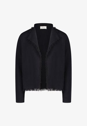 Schwarze Strickjacke aus weichem Stoff, mit offenem Frontbereich, langen Ärmeln und einem fransigen Saum an den Kanten. Es sind keine Verschlüsse sichtbar.