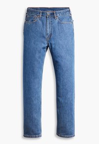 Jean denim bleu à jambes droites avec cinq poches, passants pour ceinture, et fermeture à bouton et fermeture éclair à la taille.