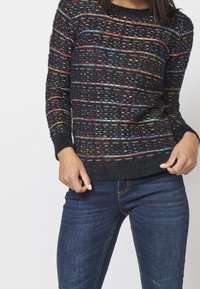 Gebreid zwart sweatshirt met meerkleurige horizontale strepen, met een ronde halslijn en ribgebreide manchetten en zoom. Zachte textuur, gemiddeld gewicht.