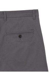 Pantaloni grigi con una texture liscia, dotati di una singola tasca posteriore con chiusura a bottone e passanti per cintura. Accento del logo discreto sulla vita.