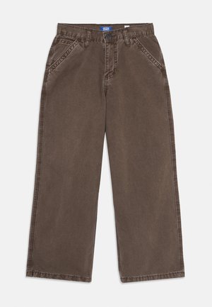 Bruine rechtlopende broek met schuine voorkruiszakken, ceintuurlussen, knoopsluiting en zichtbare stiksels op een witte achtergrond.
