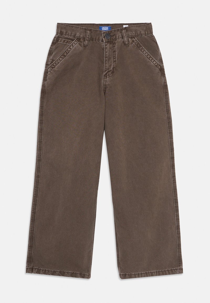 Rudos tiesios kojos kelnės su įstrižais priekiniais kišenėmis, diržo kilpomis, mygtukų uždarymu ir matomu siuvimu ant balto fono.