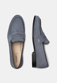 Mocassini in suede grigi con punta arrotondata, dettaglio decorativo a fascia e tacco nero basso. Fodera interna liscia e design minimalista.