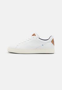 Vit lädersneaker med beige detaljer, platta snören och texturerad sula. Rundad design med subtila blå sömmar på sidan.