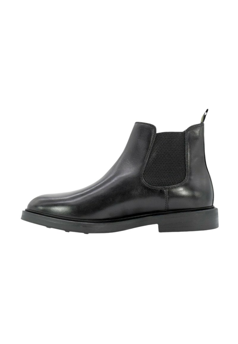 Stivaletto Chelsea nero in pelle liscia con pannello elastico testurizzato ai lati e linguetta per facilitarne l'indossamento. Presenta una suola in gomma piatta per il massimo comfort.
