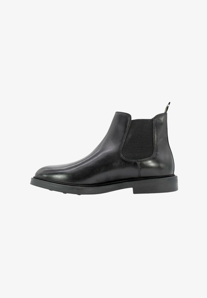 Stivaletto Chelsea nero in pelle liscia con pannello elastico testurizzato ai lati e linguetta per facilitarne l'indossamento. Presenta una suola in gomma piatta per il massimo comfort.