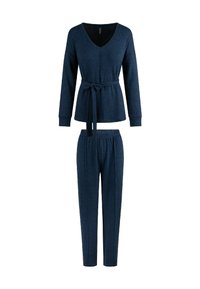 Completo da loungewear in maglia di colore blu scuro, caratterizzato da una scollatura a V, maniche lunghe, un top con cintura e pantaloni con vita elastica dallo stile rilassato.