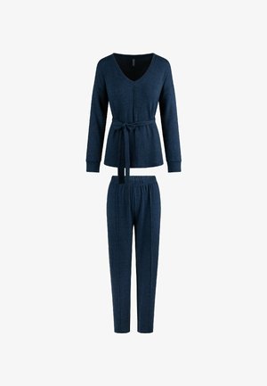 Completo da loungewear in maglia di colore blu scuro, caratterizzato da una scollatura a V, maniche lunghe, un top con cintura e pantaloni con vita elastica dallo stile rilassato.