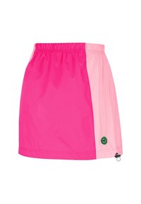 Jupe de sport rose et rose pâle avec une taille élastique, texture lisse et un petit détail de logo vert près de l'ourlet.