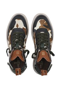 Sneaker con motivo camouflage nei colori marrone, nero e crema. Presentano lacci verdi, dettagli in pelle e suole testurizzate.
