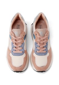 Le sneakers presentano un mix di materiali in crema, pesca e blu chiaro, con una punta in camoscio, lacci e dettagli metallici, oltre a una robusta suola nera.